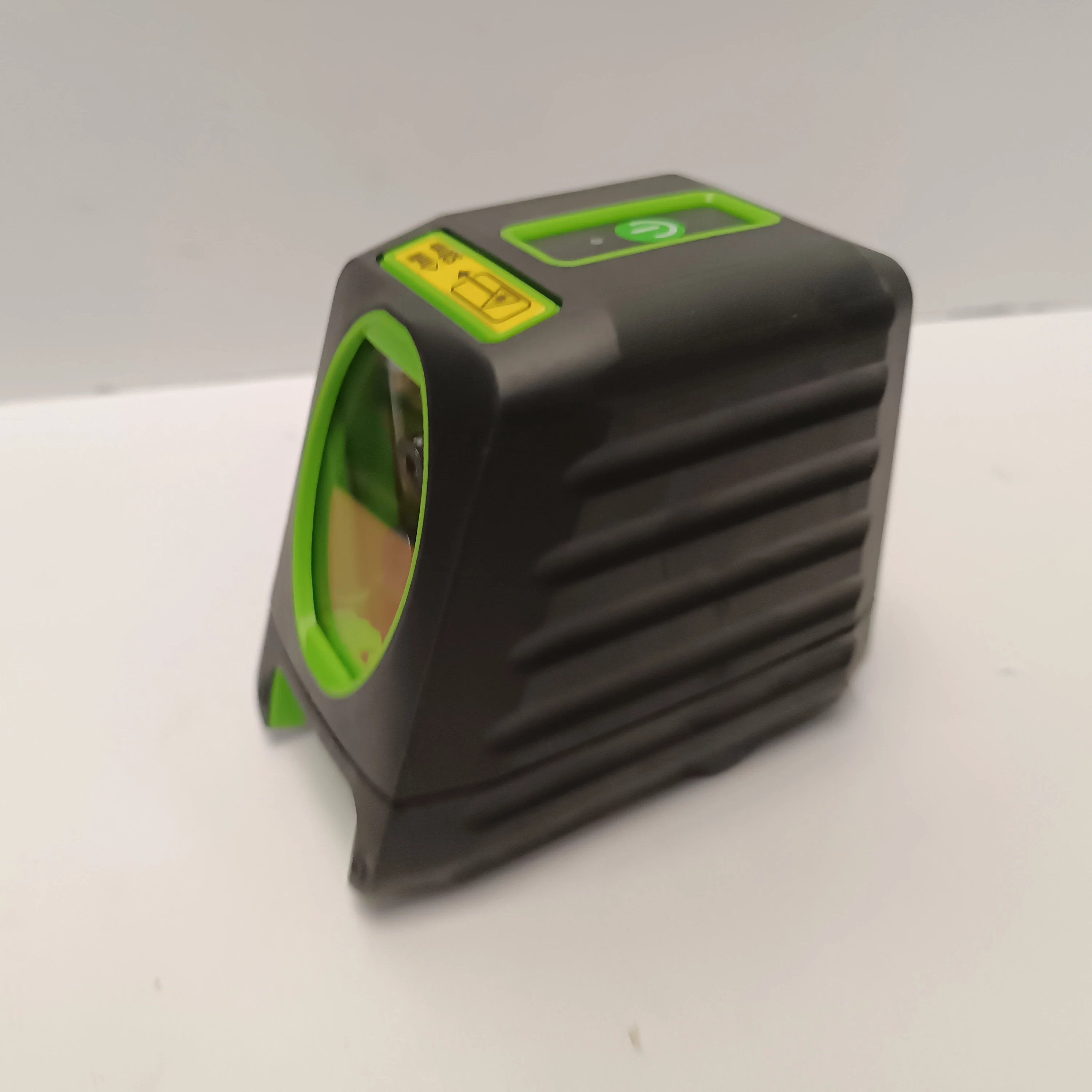 dedra-laser-krzyzowy-zielony-mc0903-maksymalny-zasieg-pracy-30