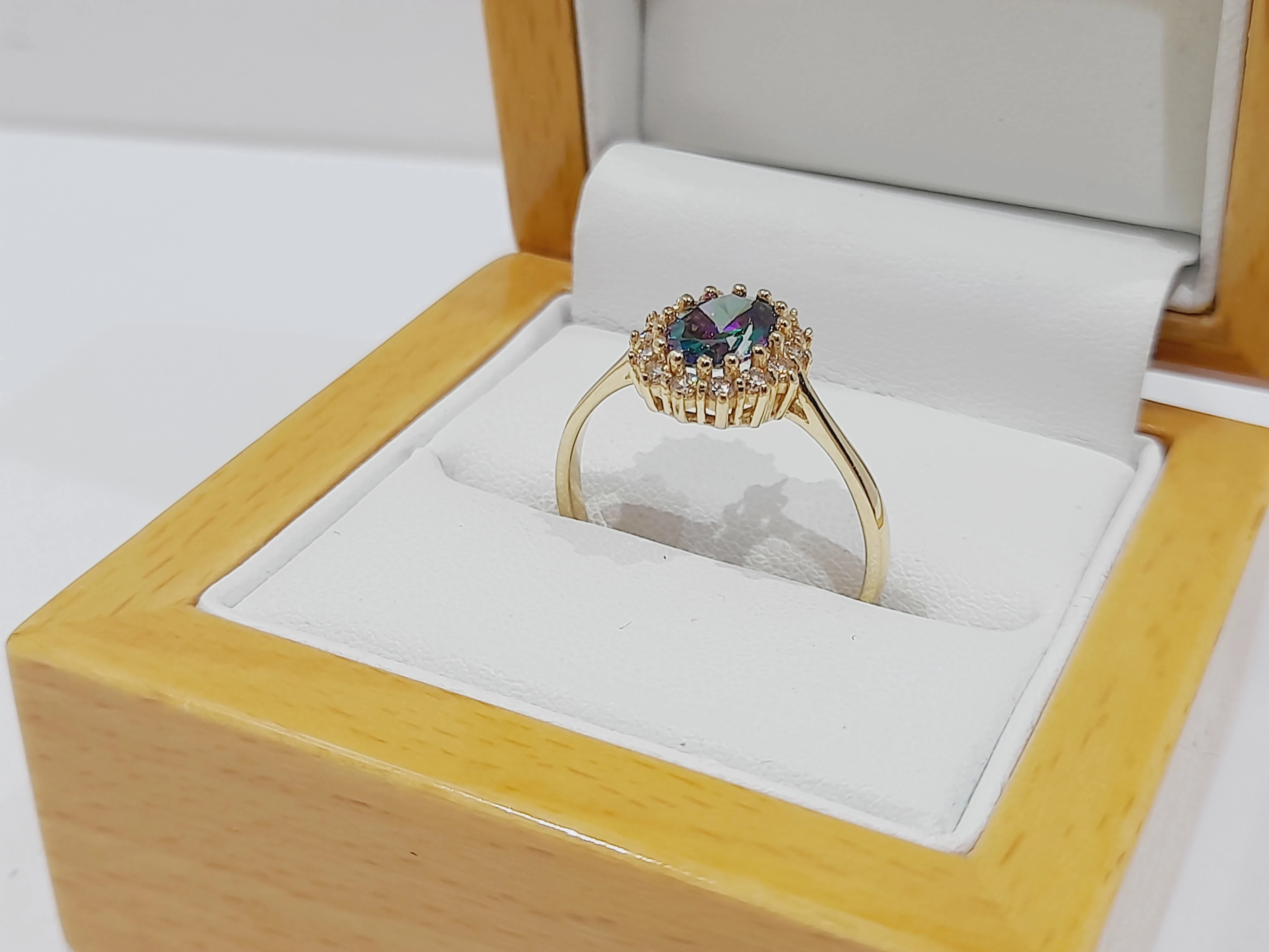 wyrob-jubilerski-piekny-zloty-pierscionek-material-15835-2