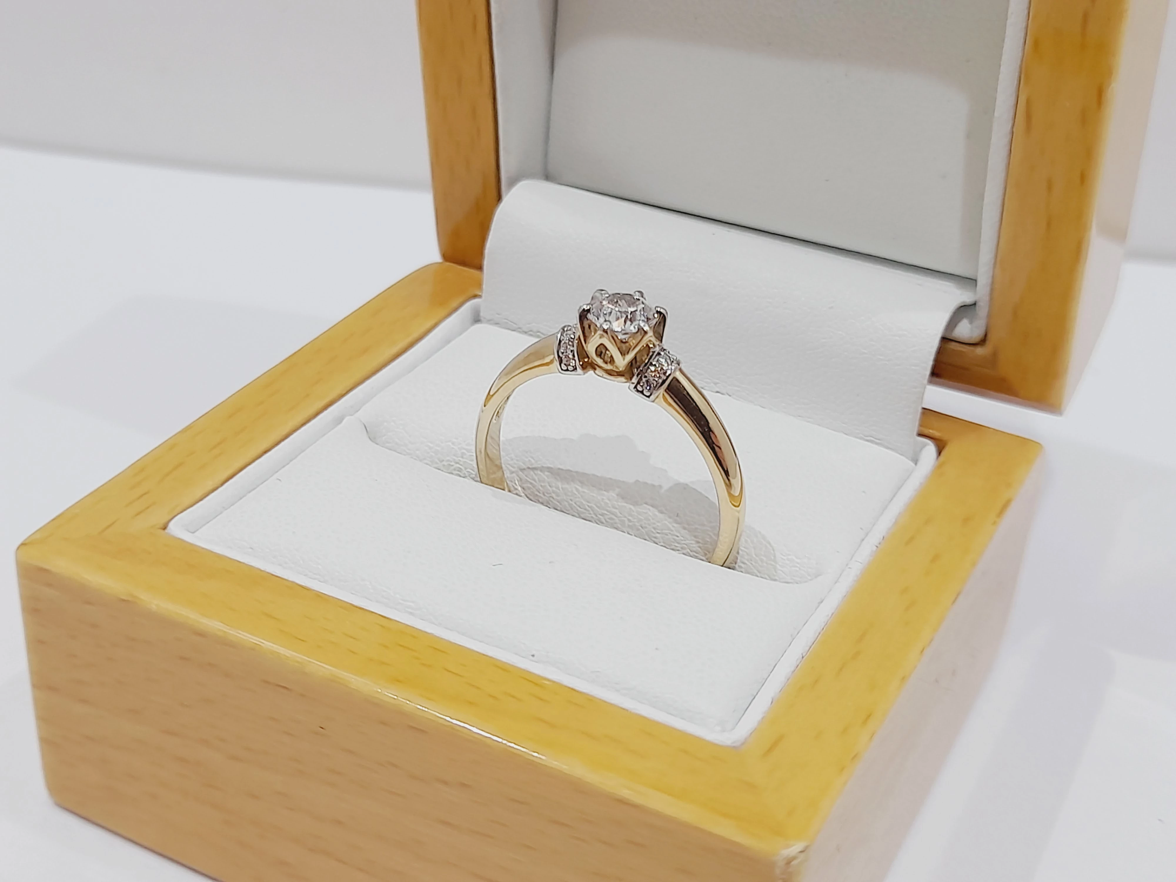 wyrob-jubilerski-piekny-zloty-pierscionek-kamien-17088-128