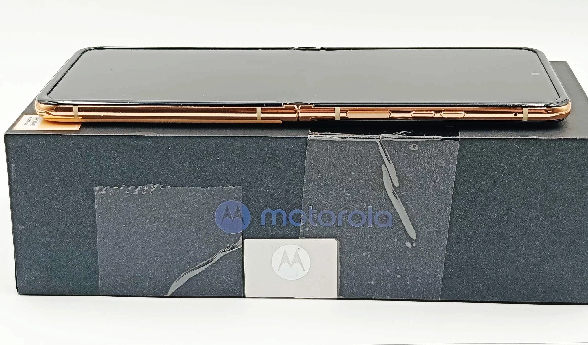 telefon-motorola-razr-40-8256gb-ultra-pudelko-kabel-pojemnosc-akumulatora-3800