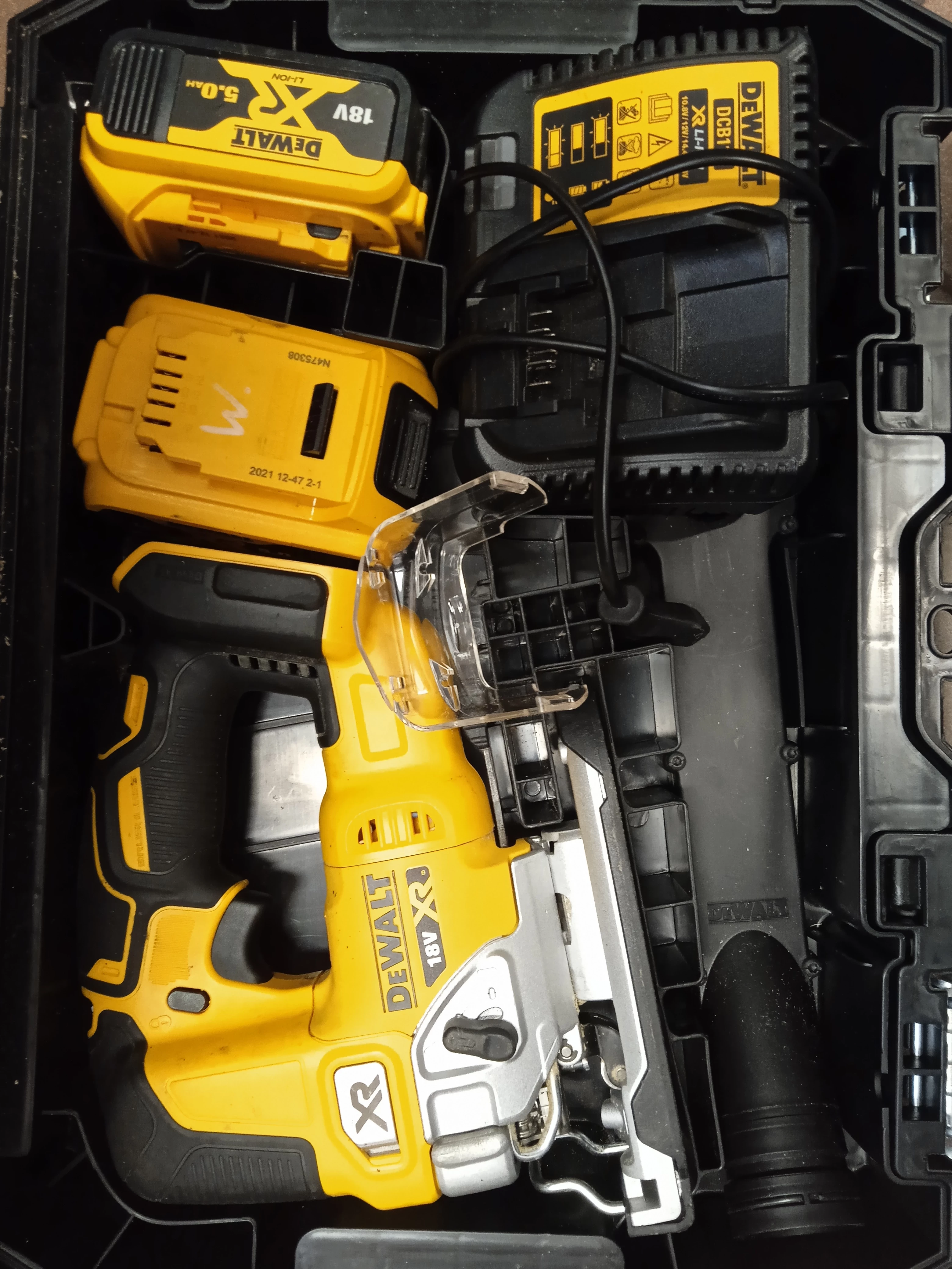 wyrzynarka-18v-135mm-typ-t-2x5ah-tstak-dewalt-krotka-2u-sj-olawa