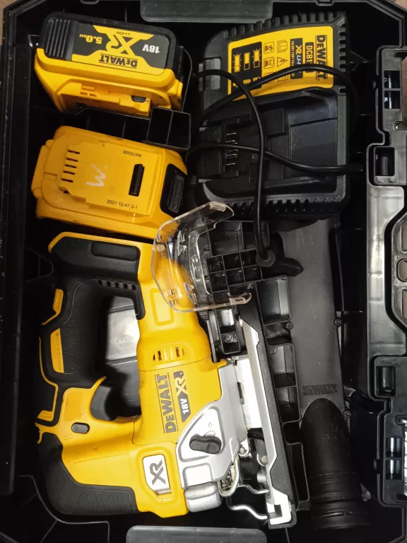 wyrzynarka-18v-135mm-typ-t-2x5ah-tstak-dewalt-krotka-2u-sj-olawa