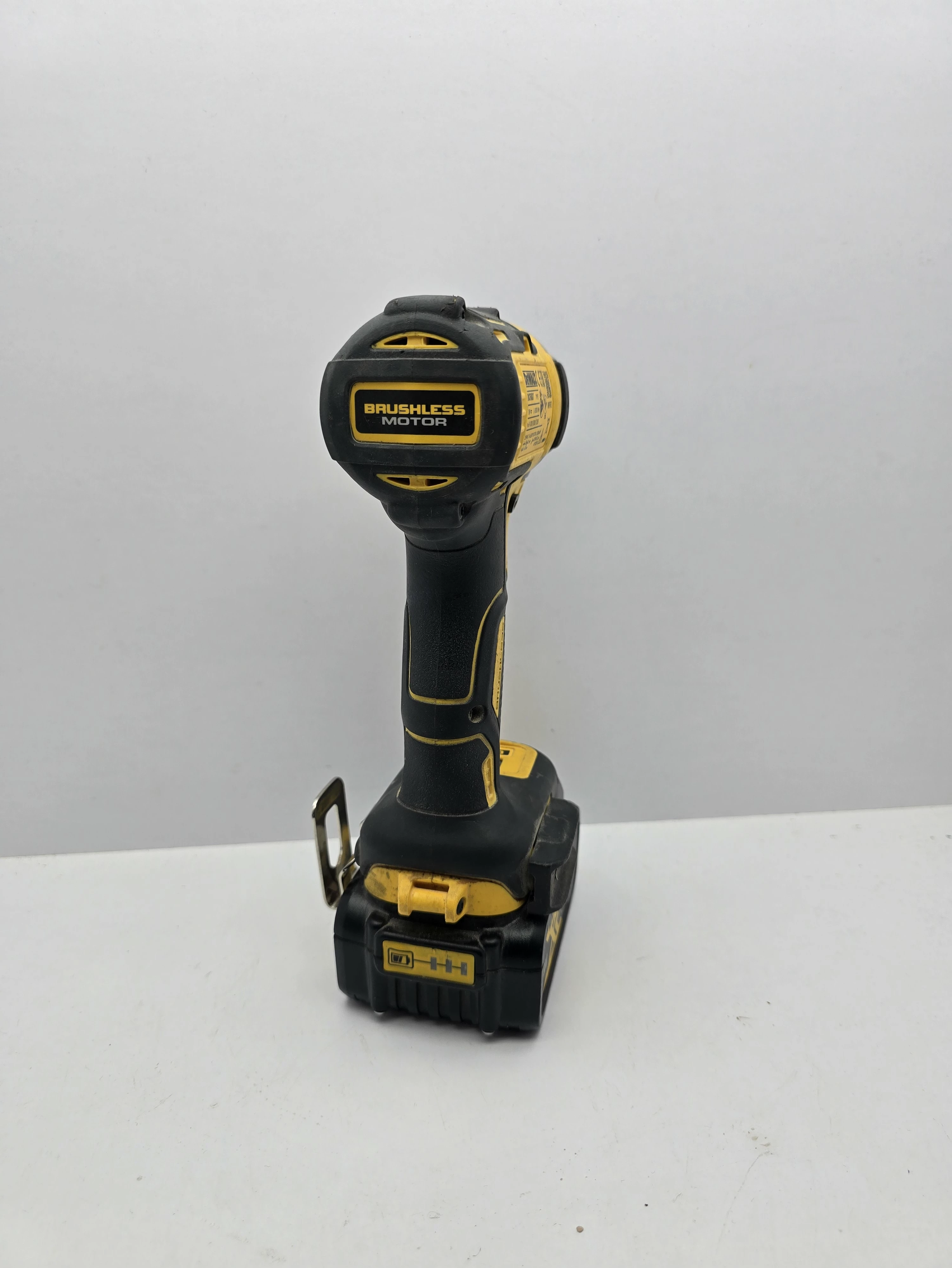 zakretarka-dewalt-dcf887-stan-11323-2