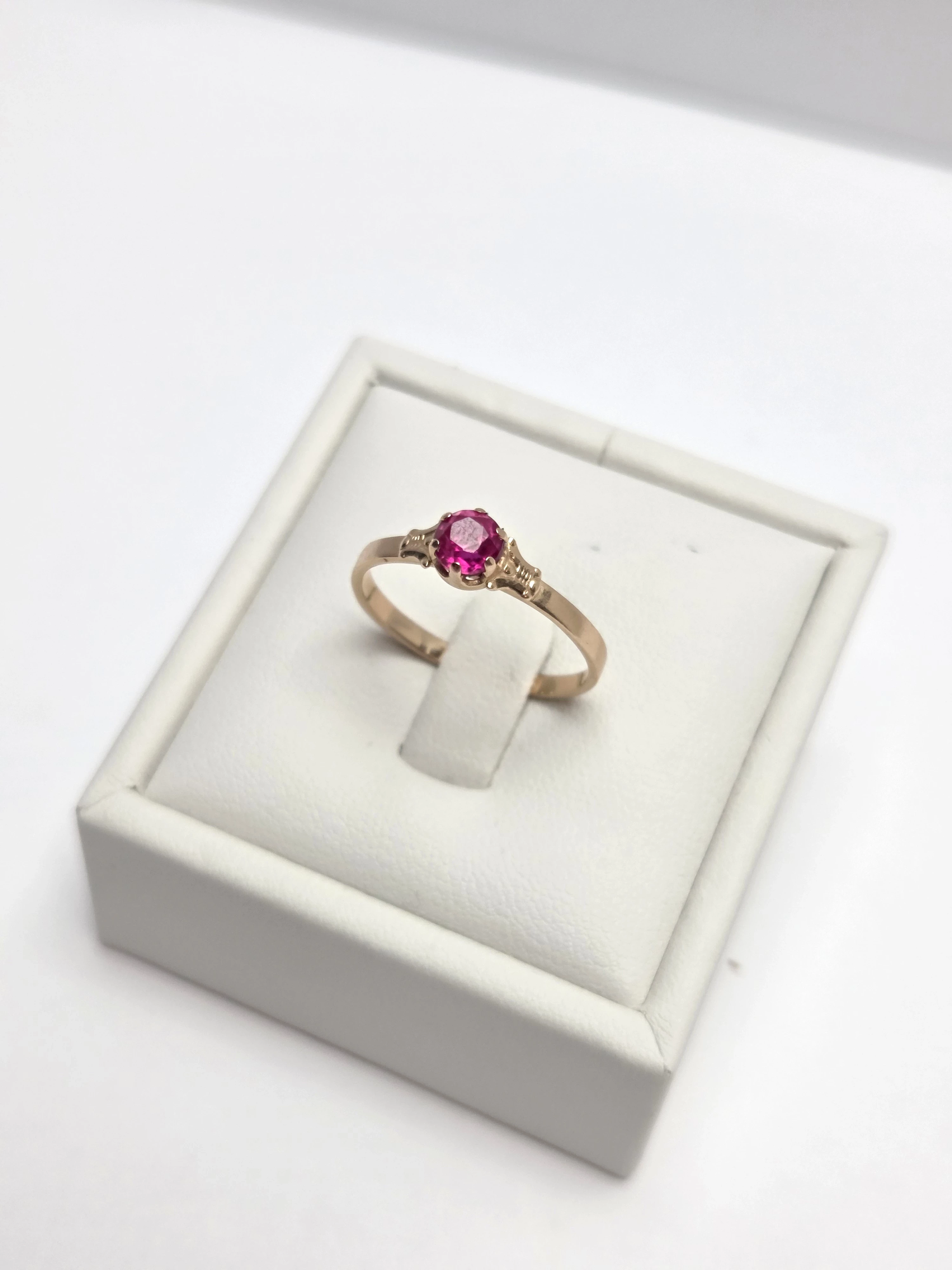 zloty-pierscionek-z-rozowym-oczkiem-zloto-rosyjskie-585p-19r186g-okrzei-191-pila