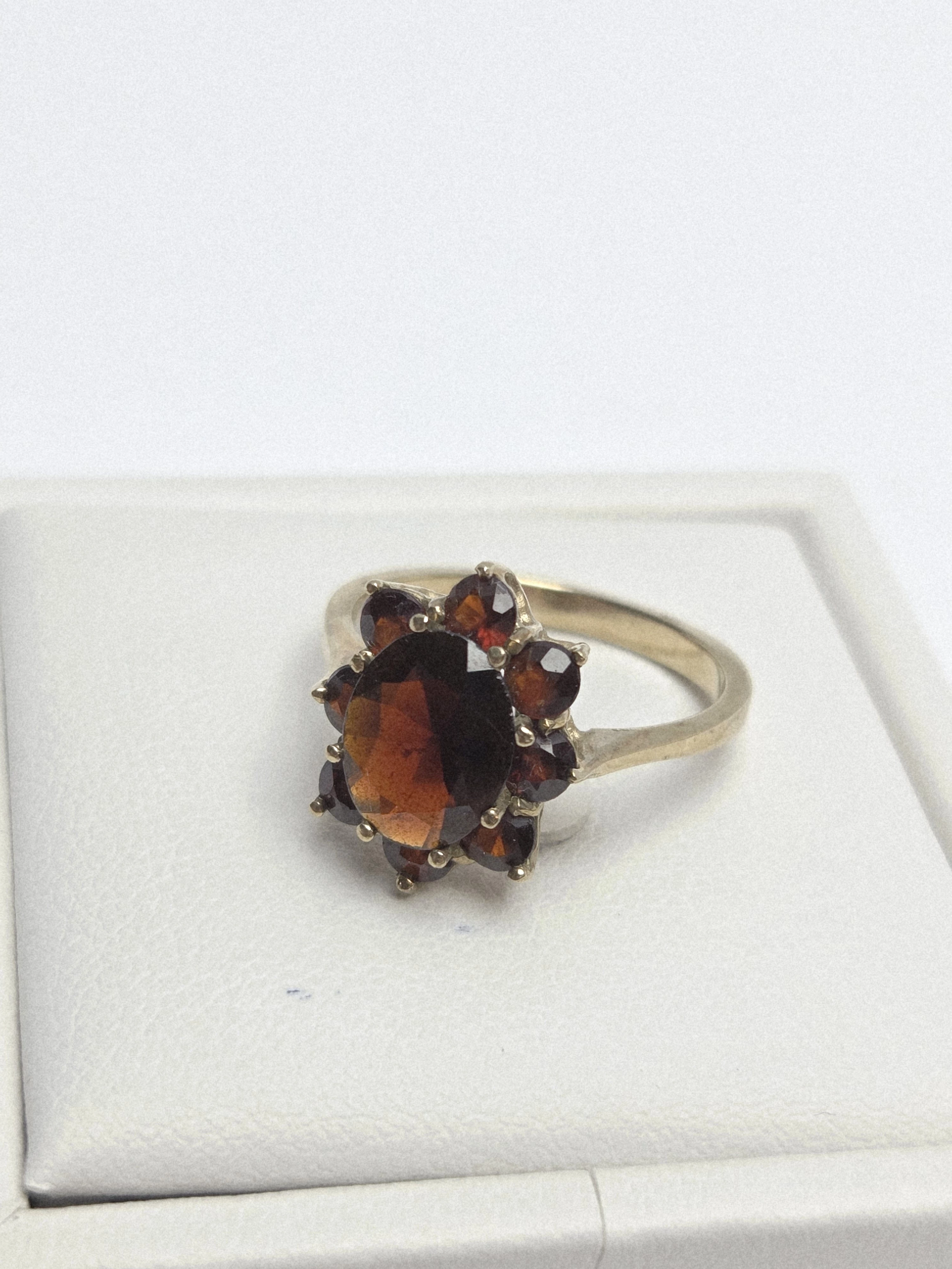 piekny-zloty-pierscionek-z-granatami-333p-15r-281g-okrzei-191-pila