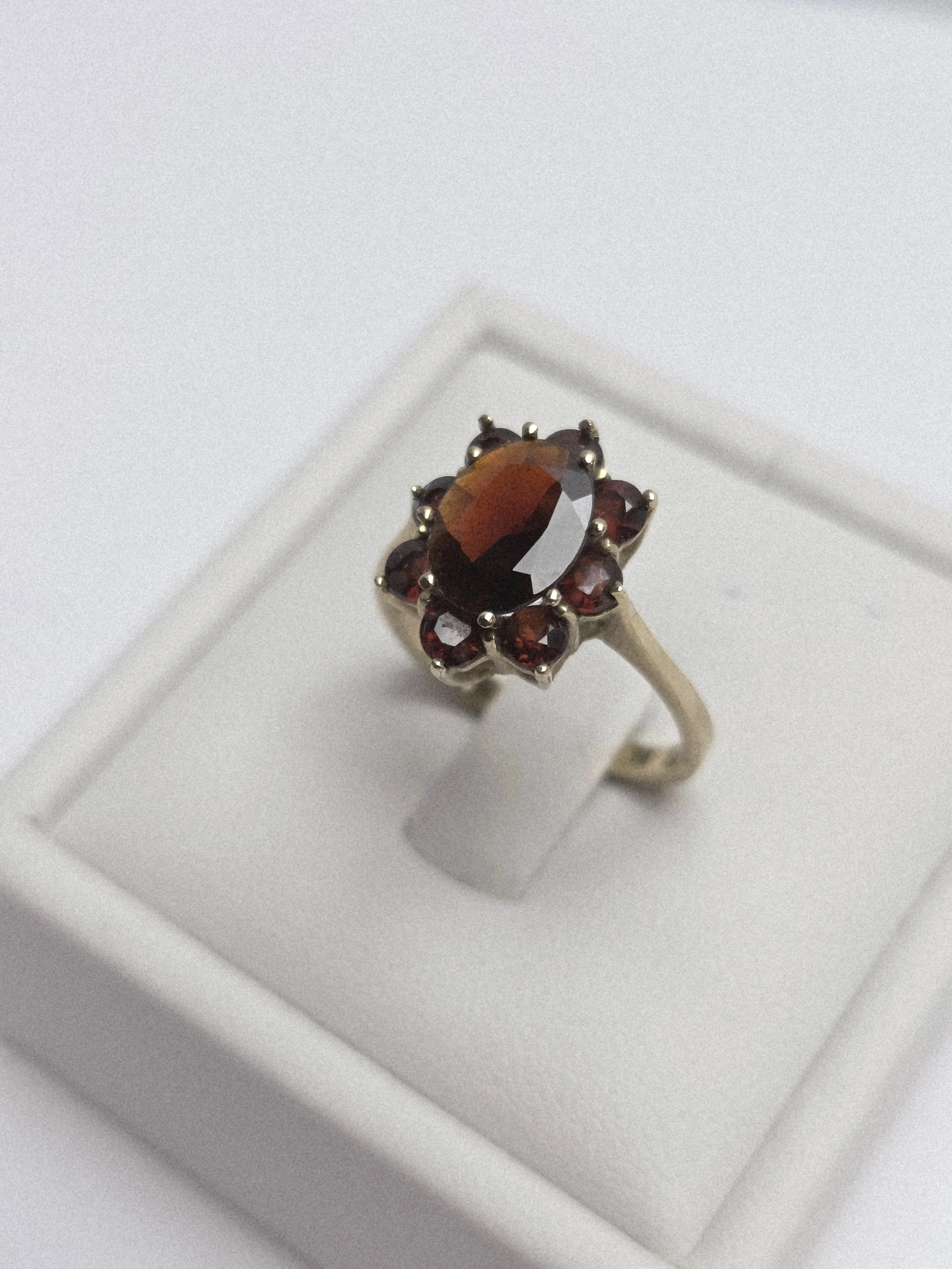 piekny-zloty-pierscionek-z-granatami-333p-15r-281g-material-15835-2