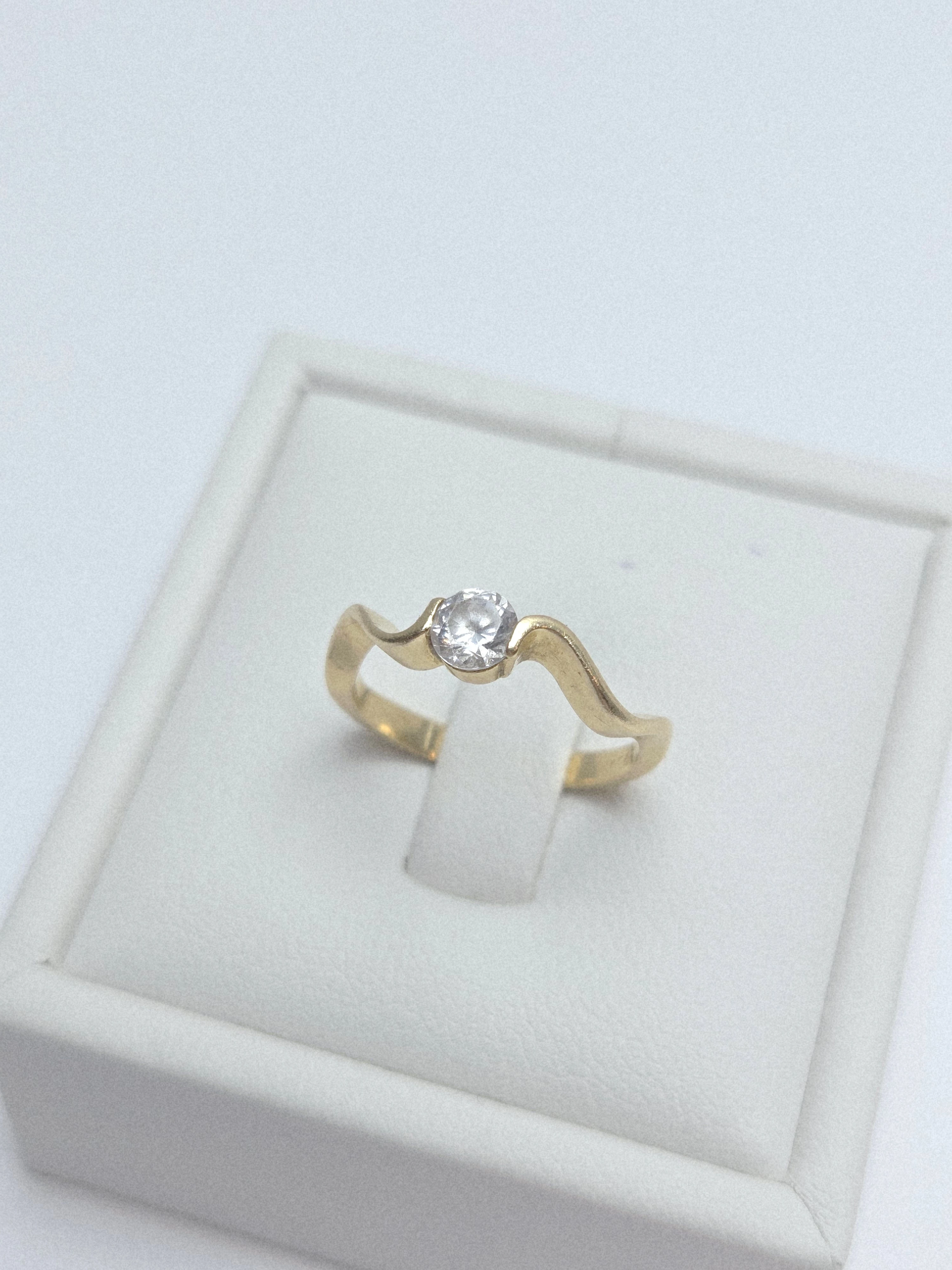 piekny-falowany-zloty-pierscionek-z-cyrkonia-750p-11r-266g-okrzei-191-pila