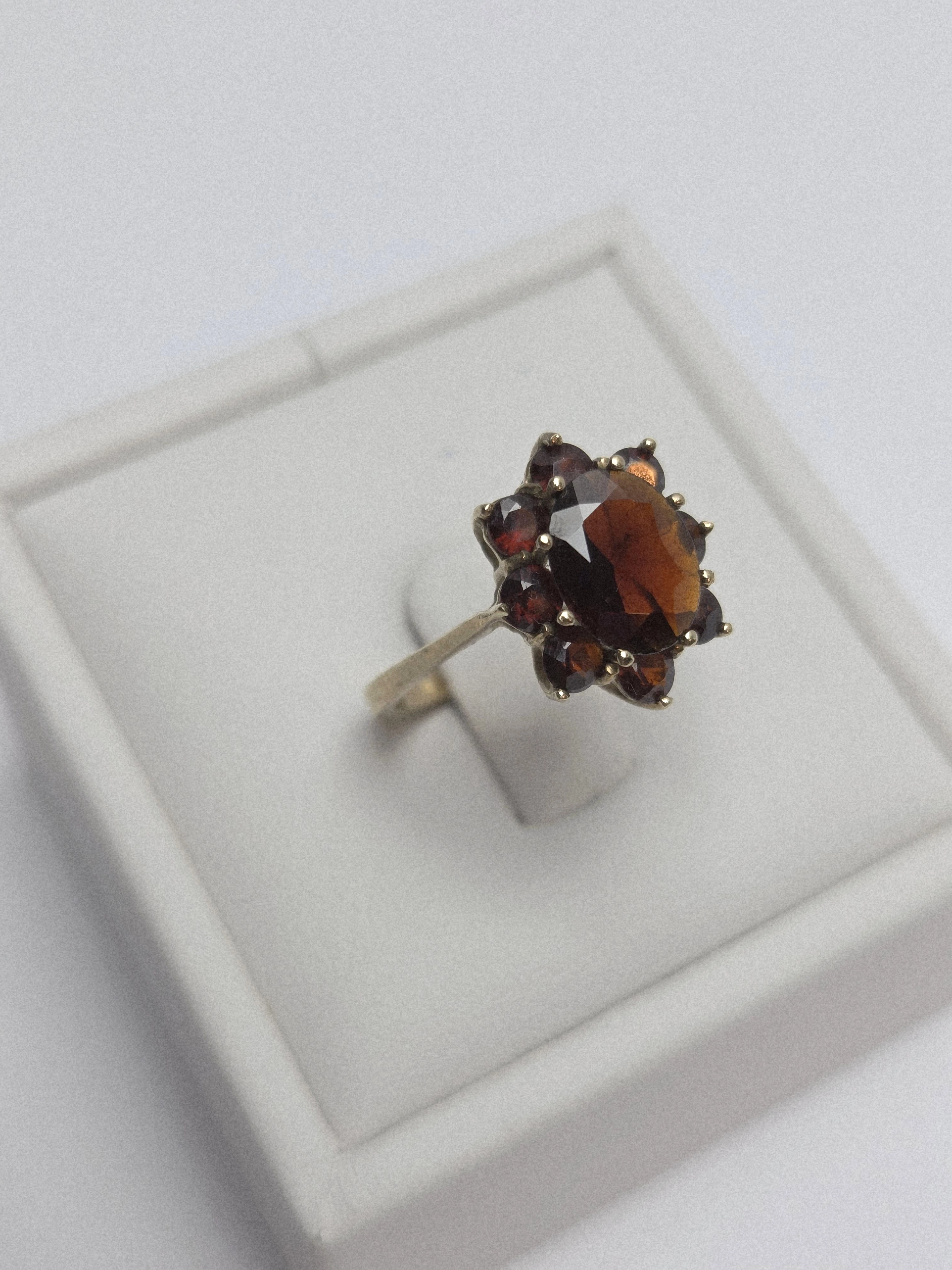 piekny-zloty-pierscionek-z-granatami-333p-15r-281g-waga-281