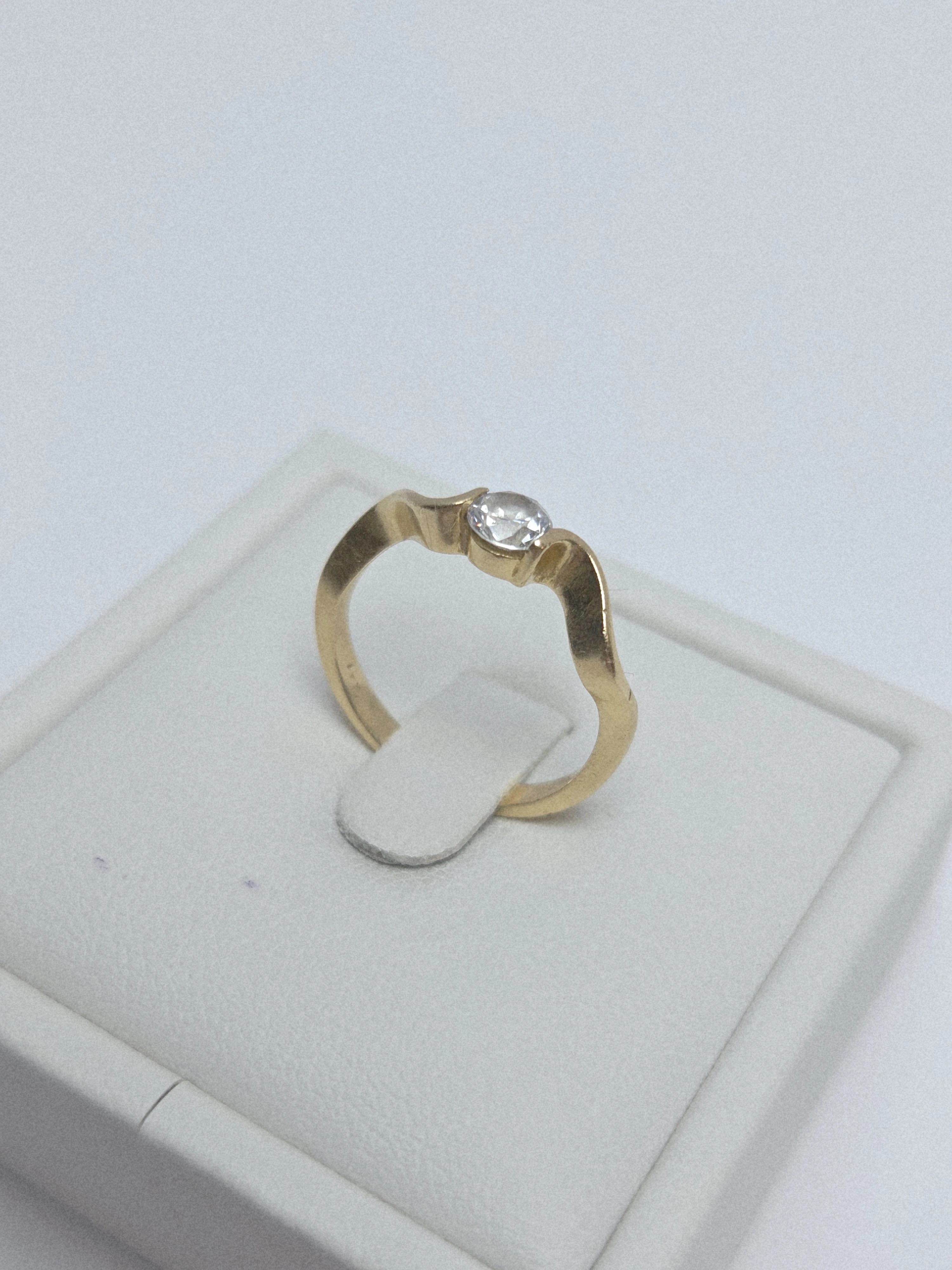 piekny-falowany-zloty-pierscionek-z-cyrkonia-750p-11r-266g-kamien-17088-128