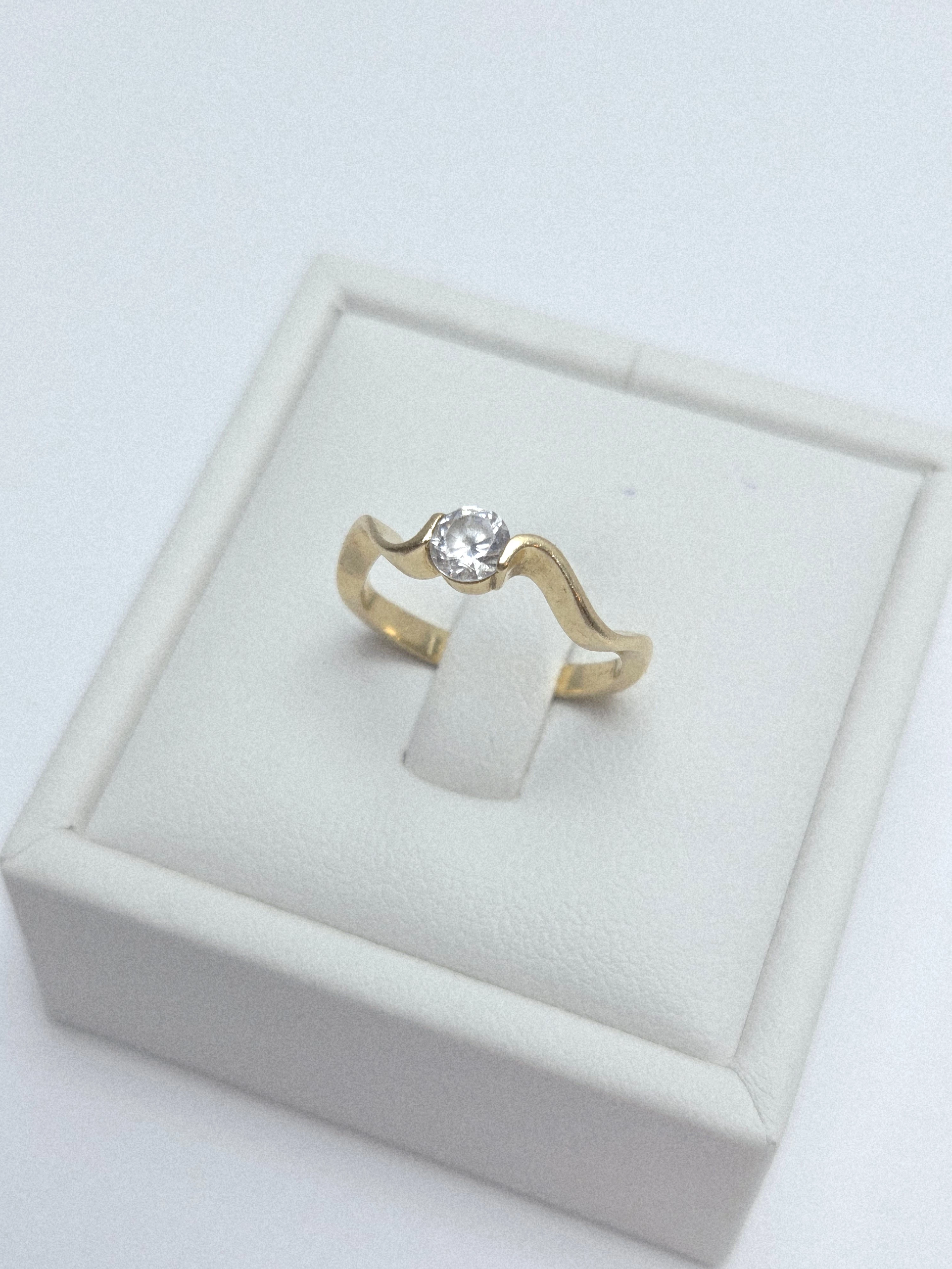 piekny-falowany-zloty-pierscionek-z-cyrkonia-750p-11r-266g-stan-11323-2