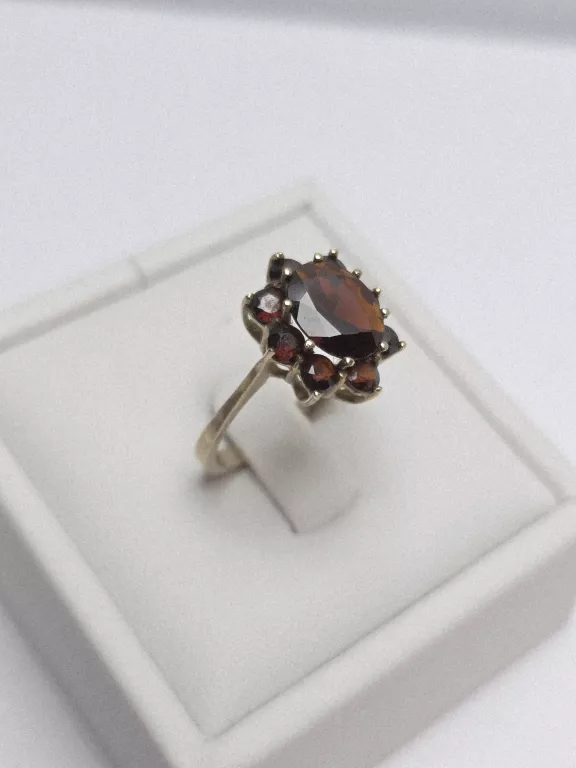 piekny-zloty-pierscionek-z-granatami-333p-15r-281g-rodzaj-2205-2