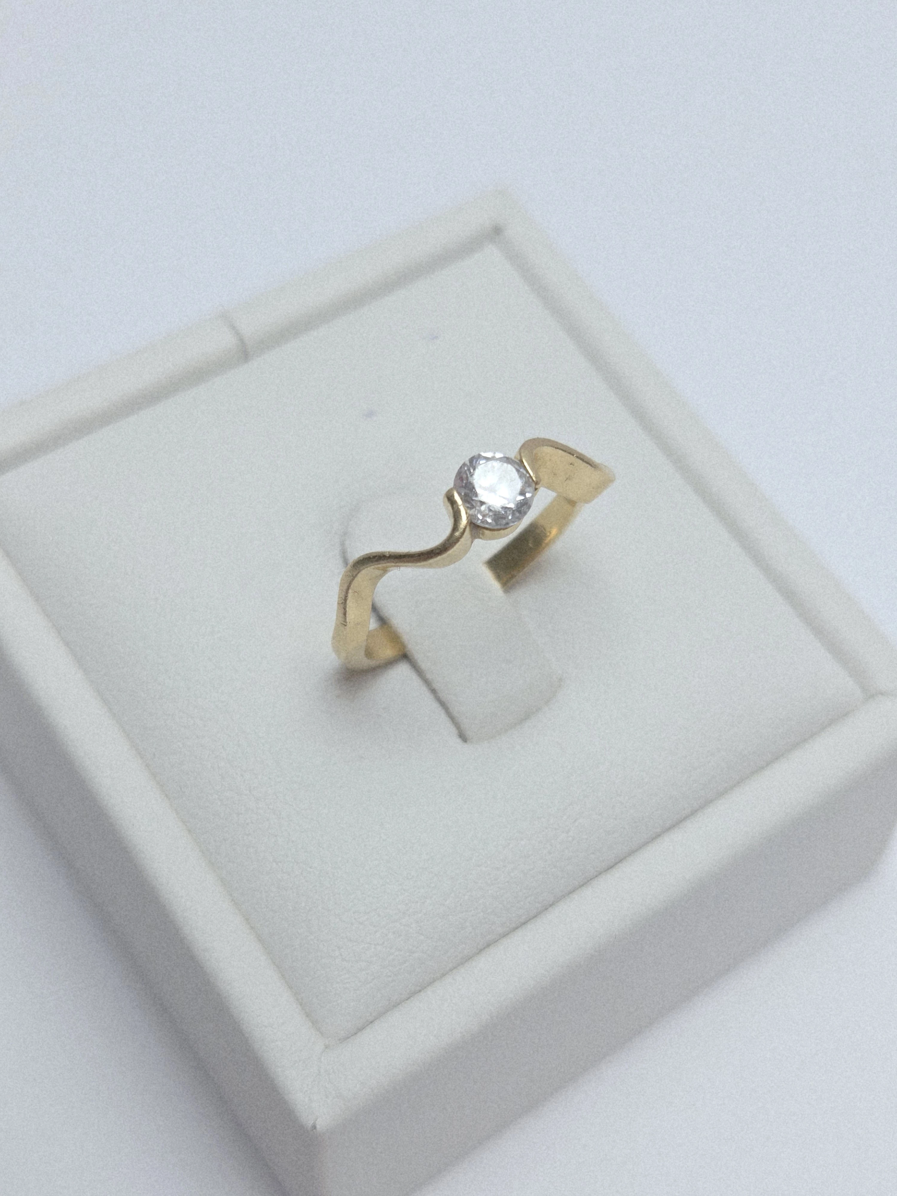 piekny-falowany-zloty-pierscionek-z-cyrkonia-750p-11r-266g-material-15835-2