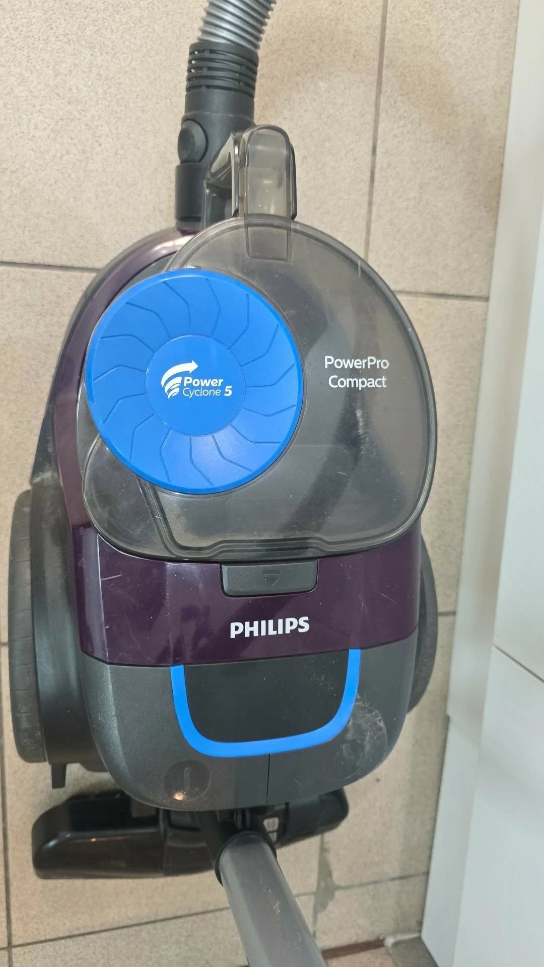 odkurzacz-bezworkowy-900w-philips-powerpro-compact-seria-3000-fc933309-stan-11323-2