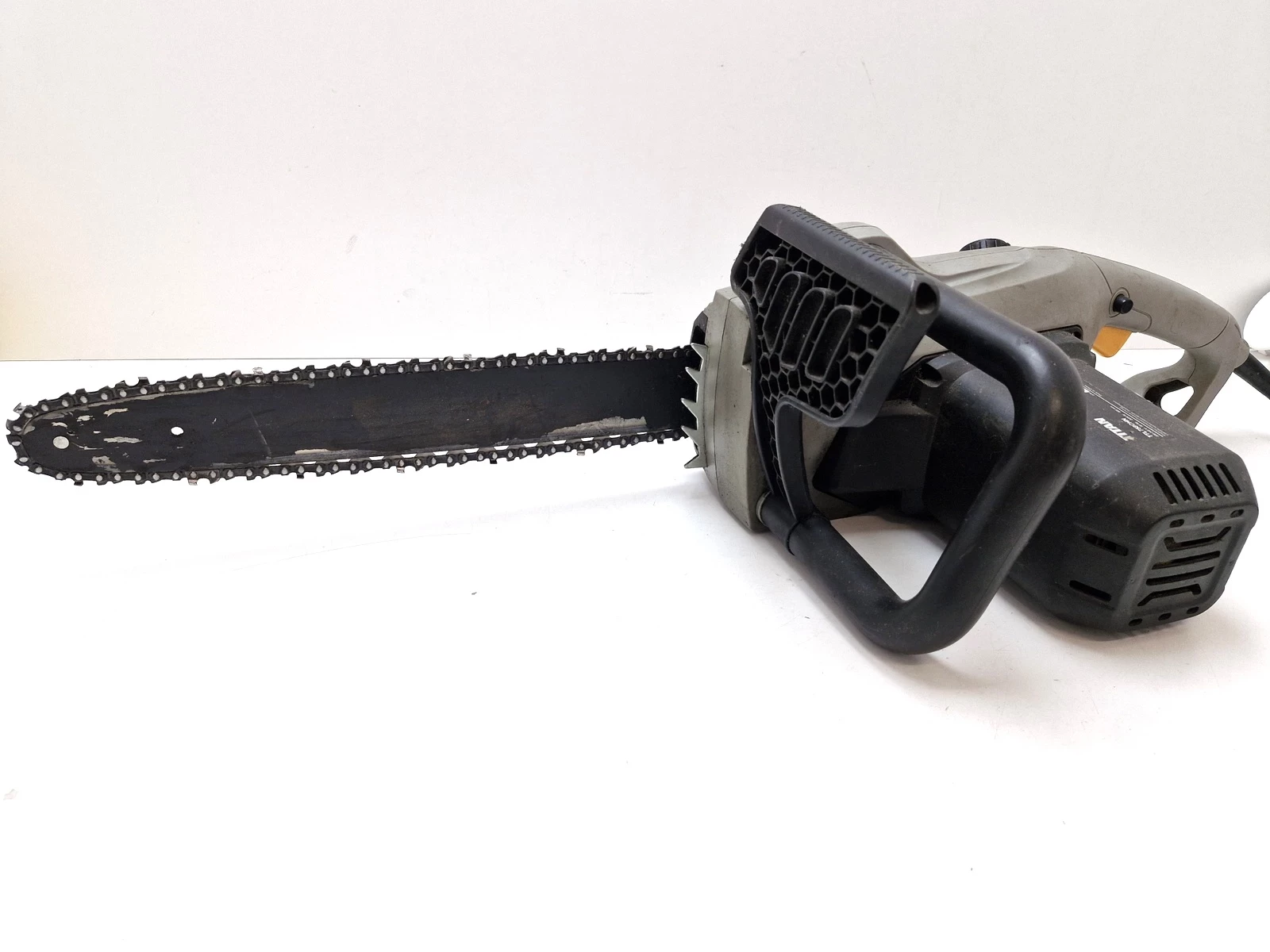 pila-elektryczna-do-drewna-2000w-titan-pilarka-lancuchowa-ttl758chn-40-cm-ean-gtin-3663602627913