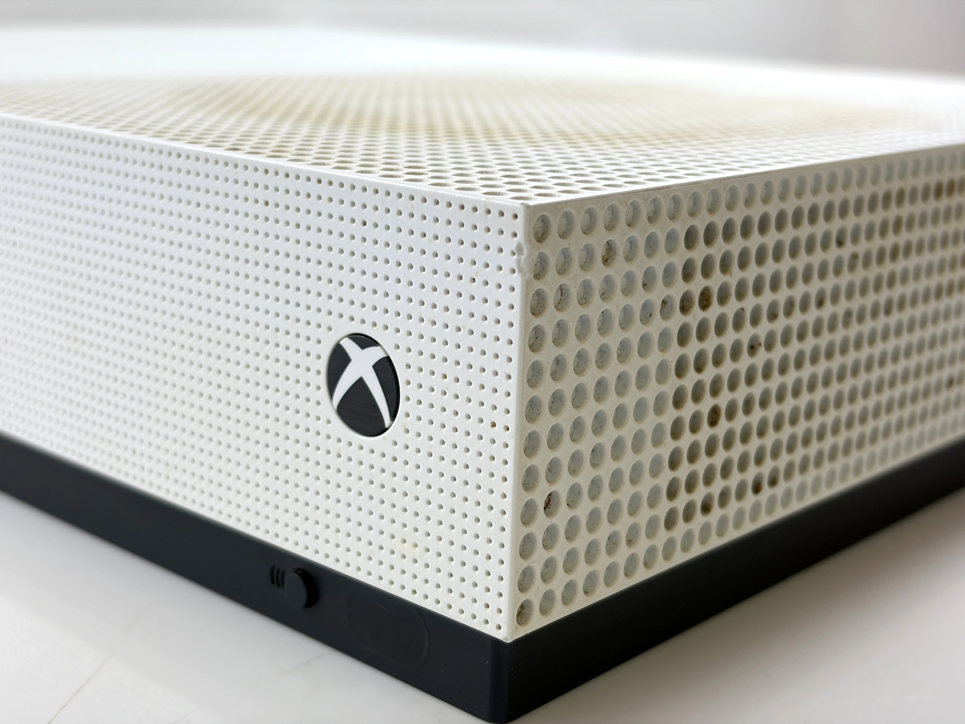 konsola-xbox-one-s-1tb-z-padem-i-gra-fifa23-opis-kolor-249512-1647414