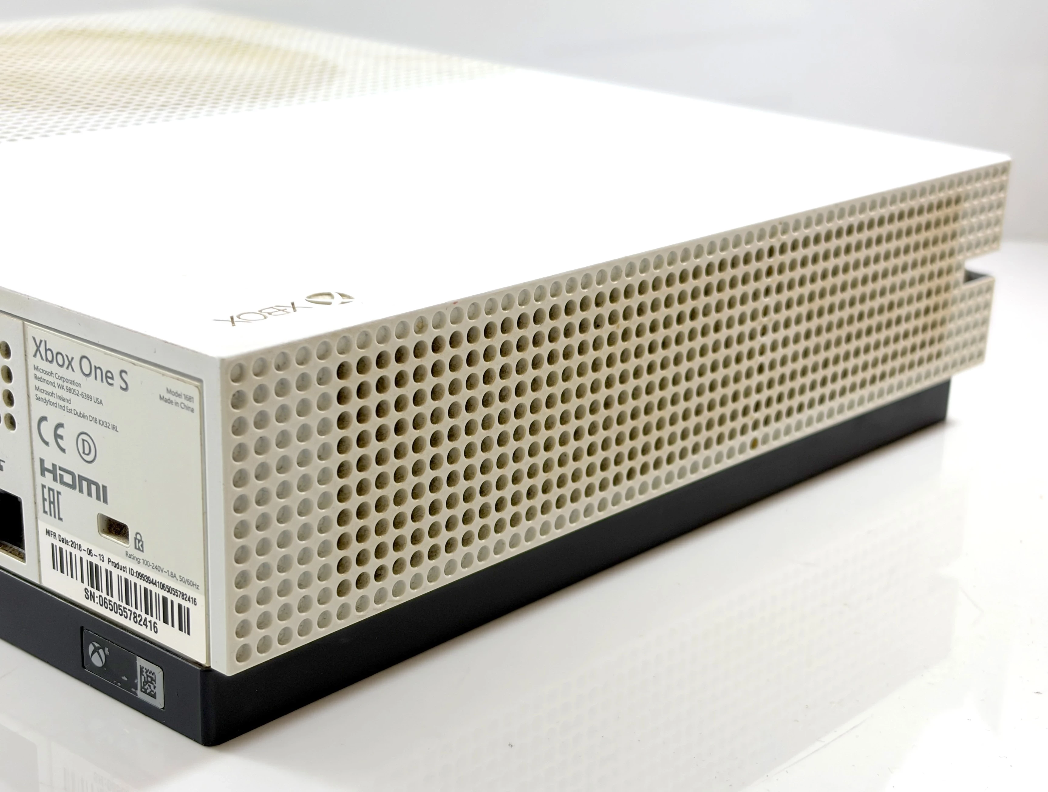 konsola-xbox-one-s-1tb-z-padem-i-gra-fifa23-opis-kod-producenta-234-01007