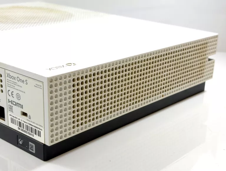 konsola-xbox-one-s-1tb-z-padem-i-gra-fifa23-opis-kod-producenta-234-01007