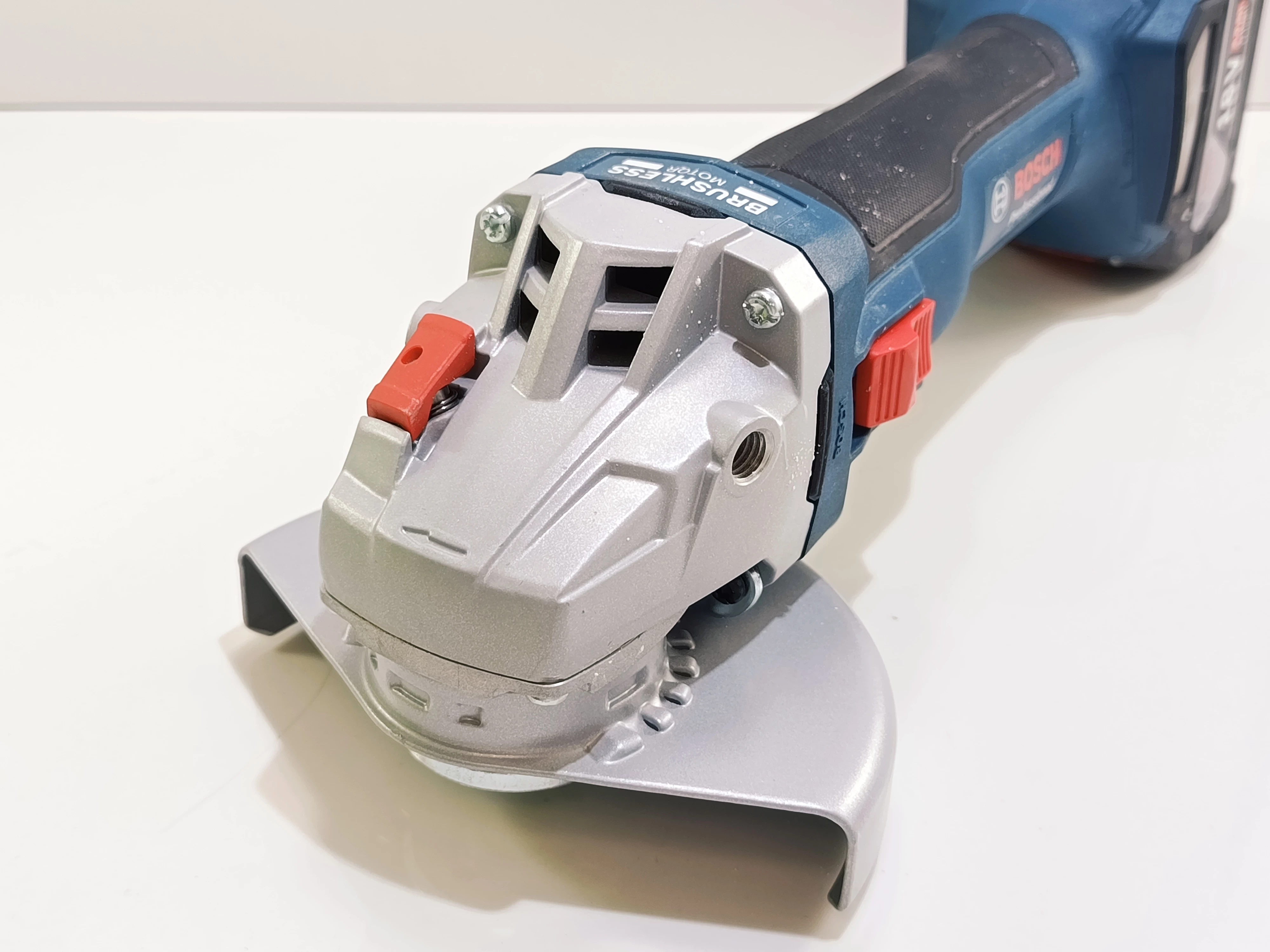 szlifierka-katowa-bosch-professional-gws-18v-8-walizka-maksymalna-moc-180000