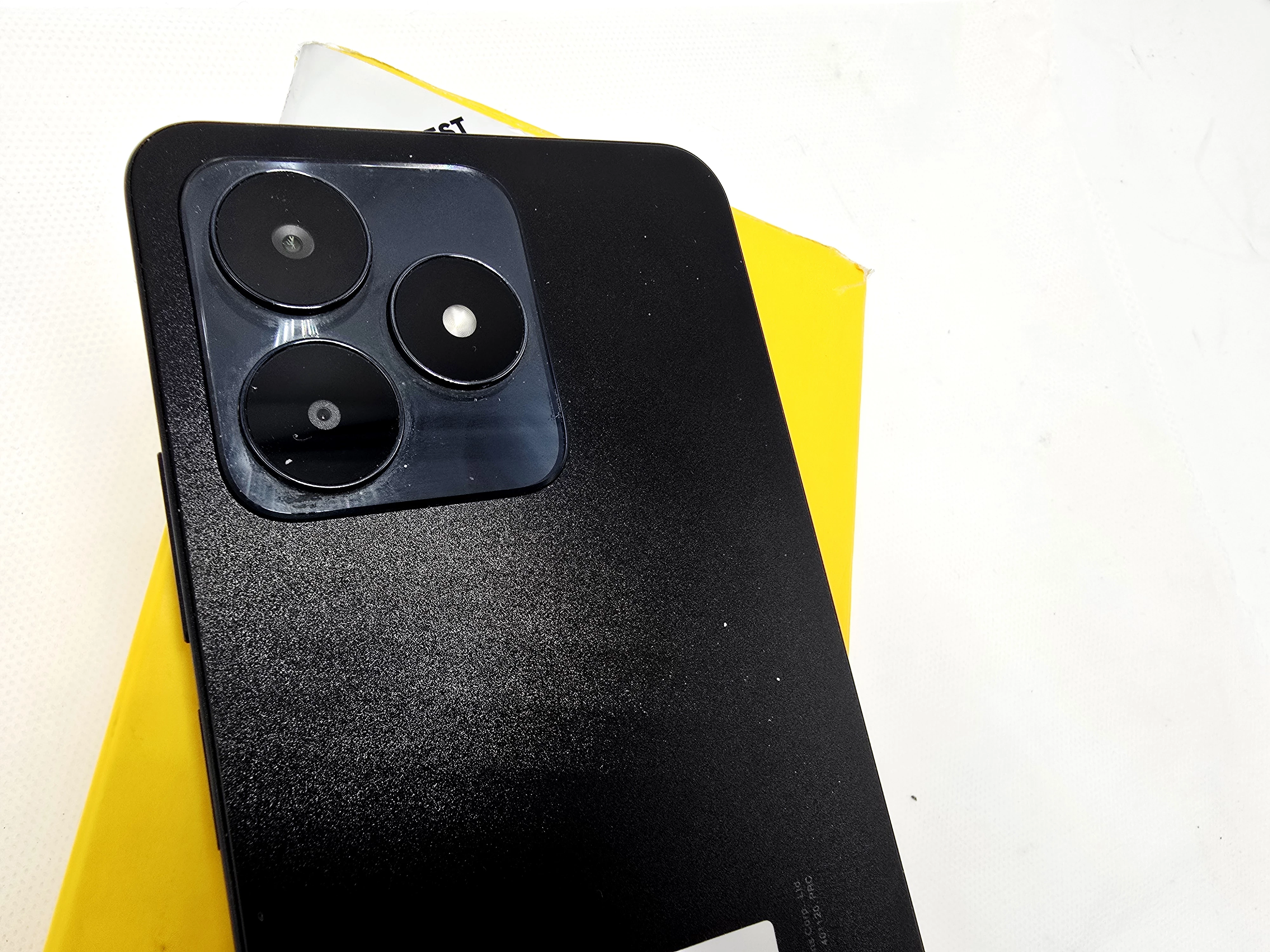 telefon-realme-c53-6128gb-przekatna-ekranu-674