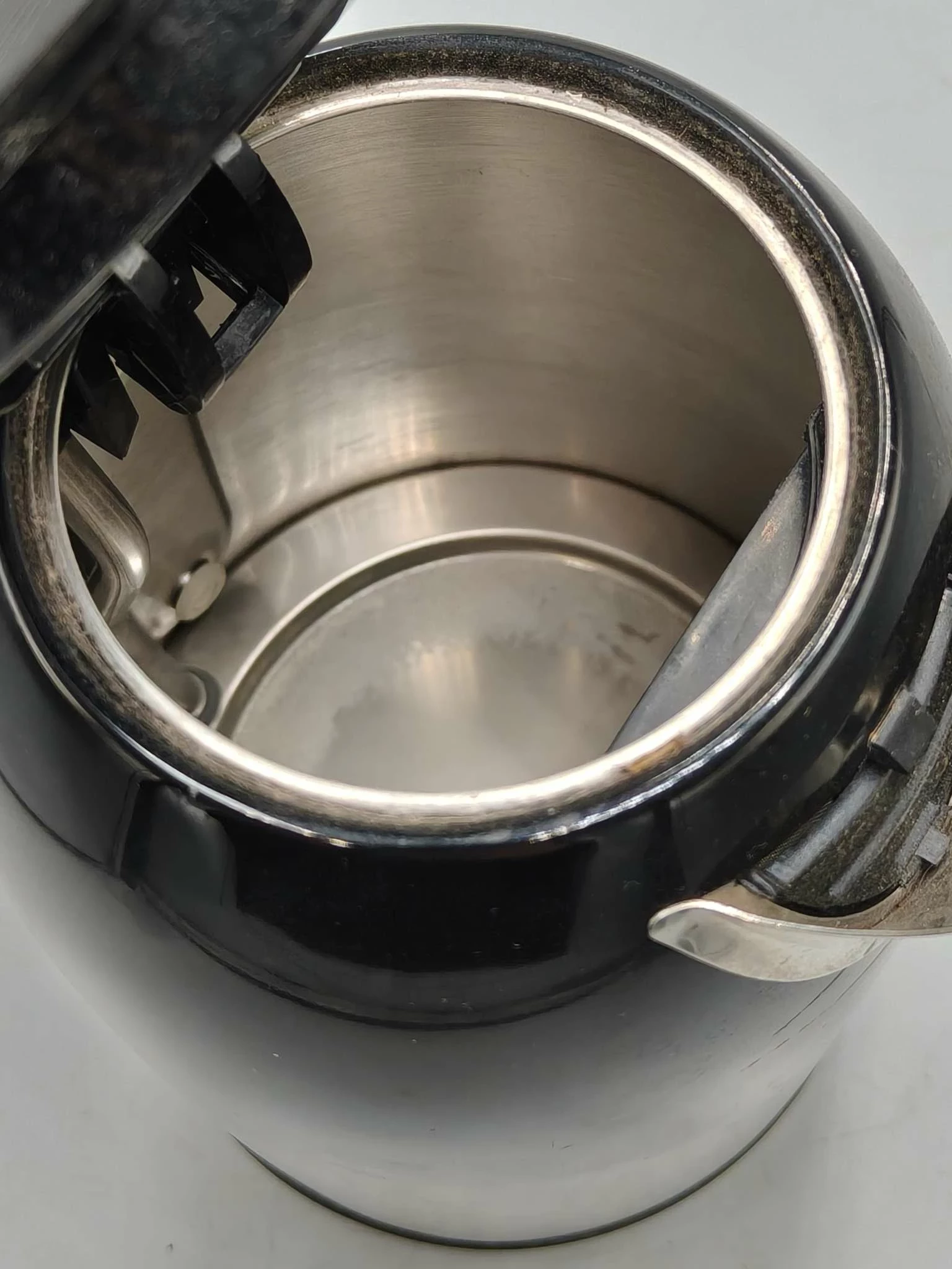 czajnik-elektryczny-gt-wkeds-czarny-17l-material-205049-4