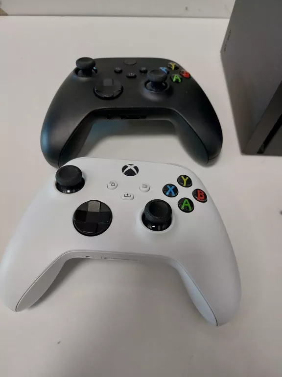 konsola-xbox-series-x-1tb-2-pady-ufc4-ean-gtin-889842640809