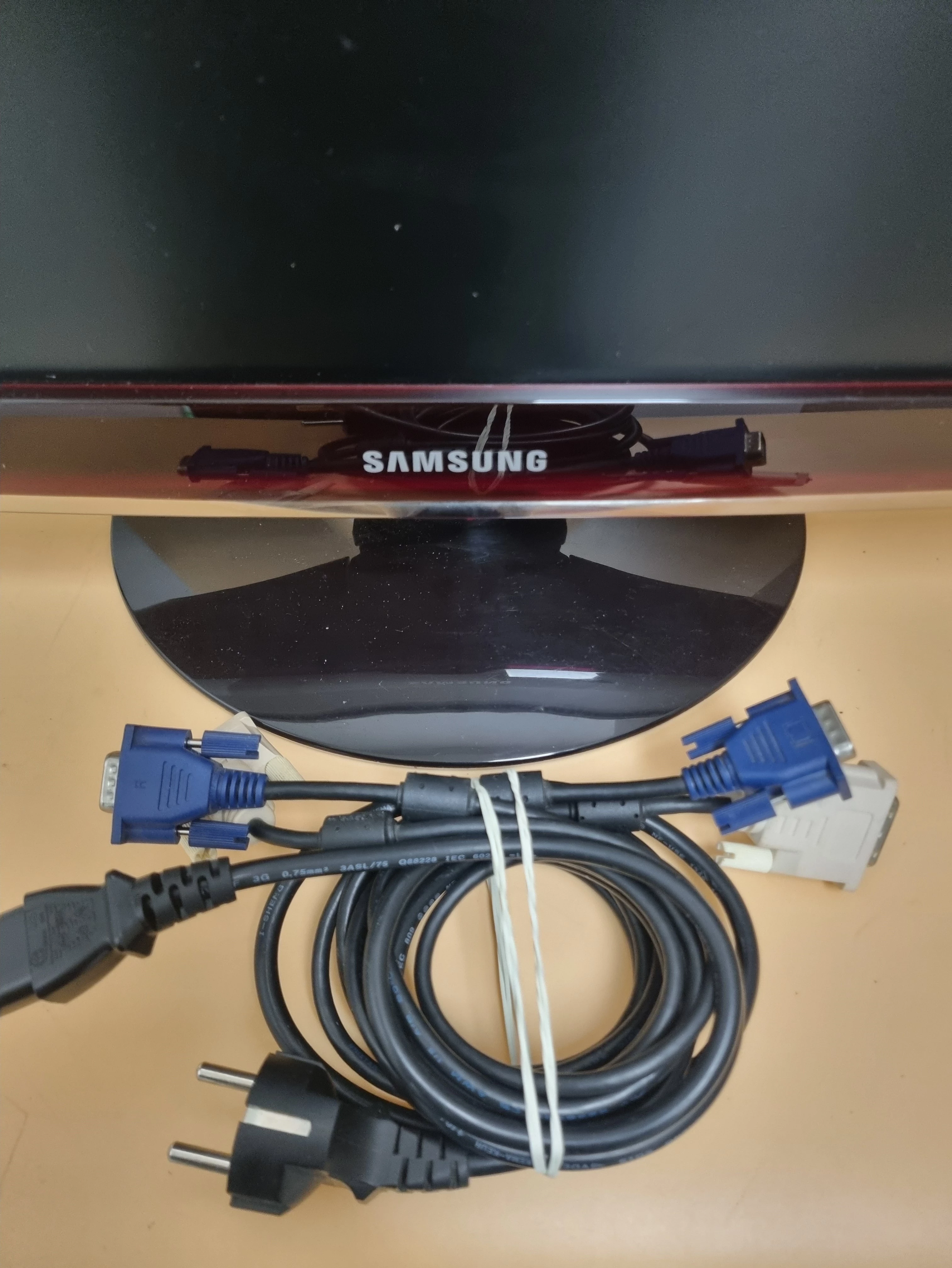 monitor-samsung-t220-kable-przekatna-ekranu-cale-2200