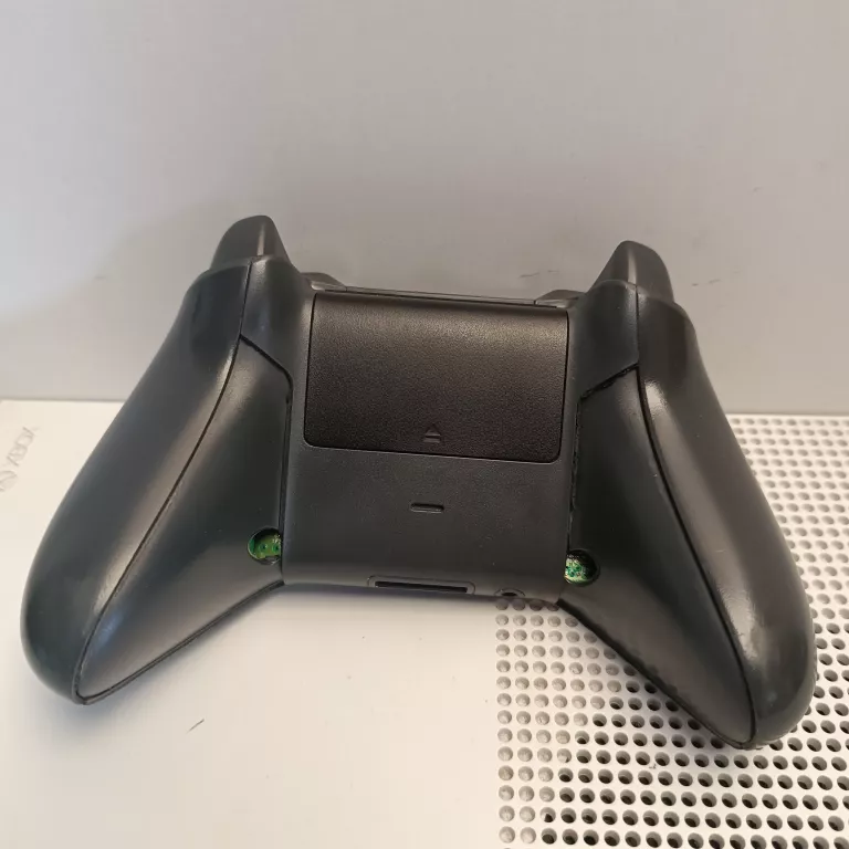 konsola-xbox-one-s-1681-wersja-konsoli-130591-2
