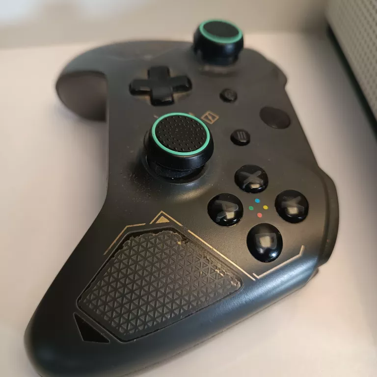 konsola-xbox-one-s-1681-liczba-kontrolerow-w-zestawie-205994-257974