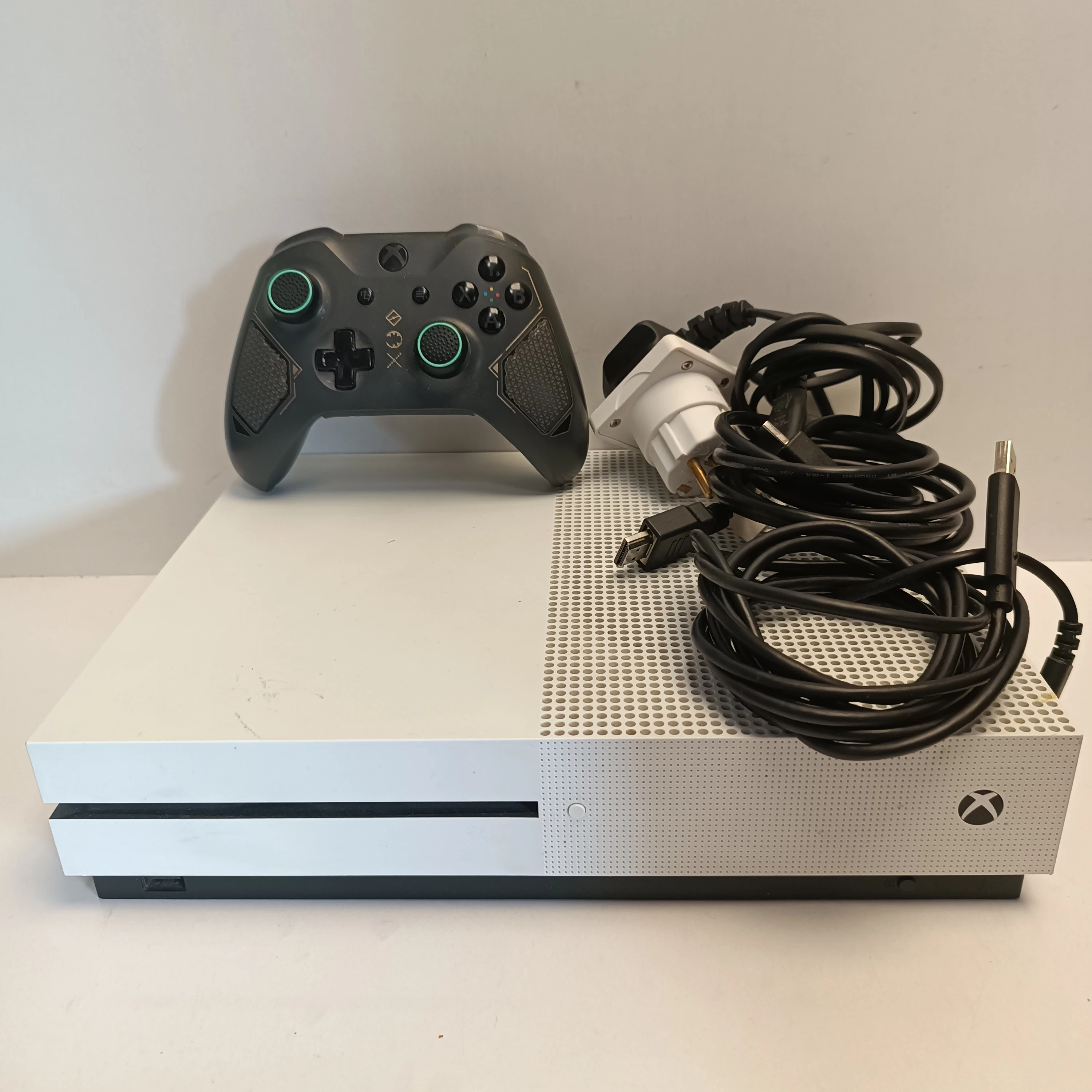 konsola-xbox-one-s-1681-osiedle-teatralne-3u15-krakow