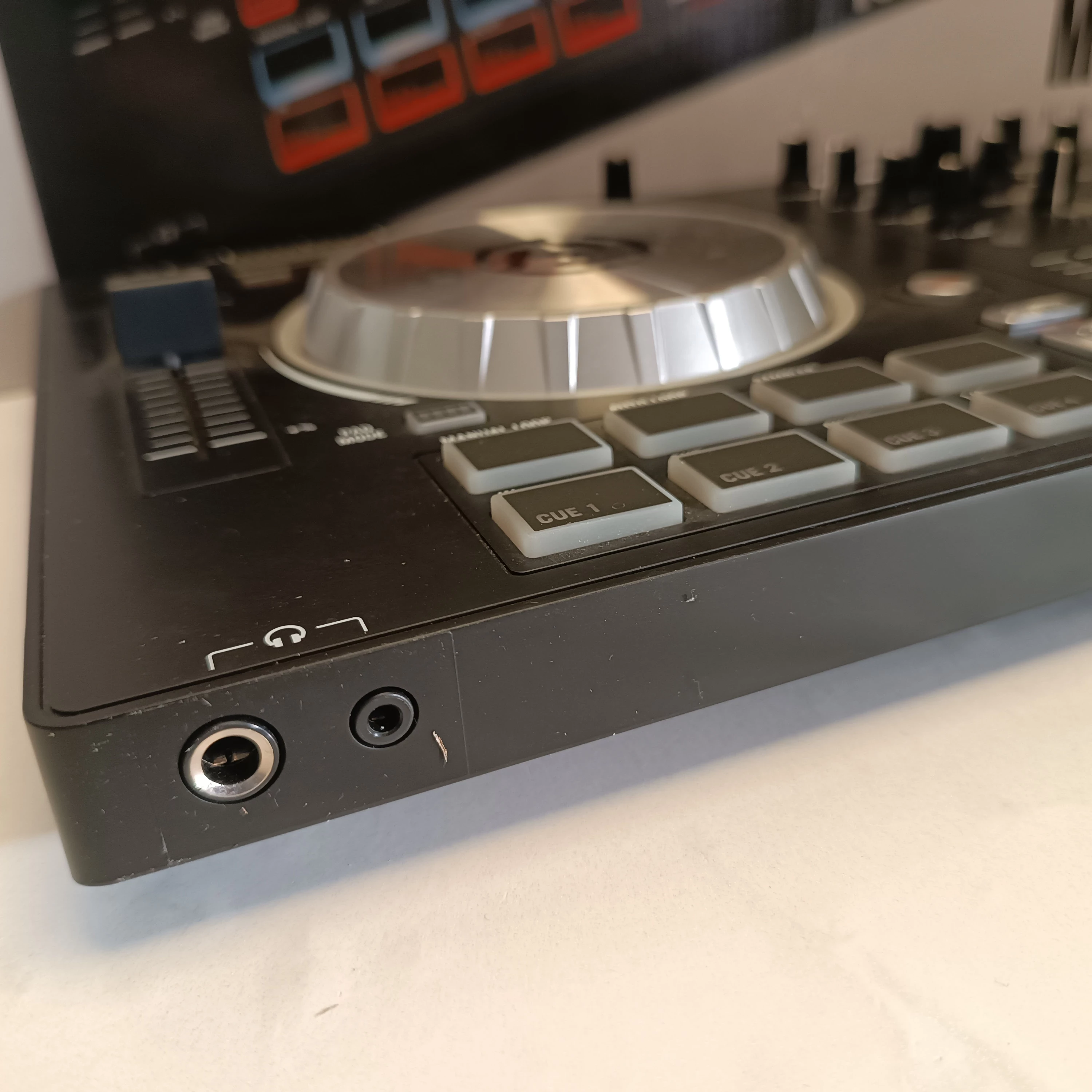 konsola-dj-mixtrack-pro-3-liczba-kanalow-4