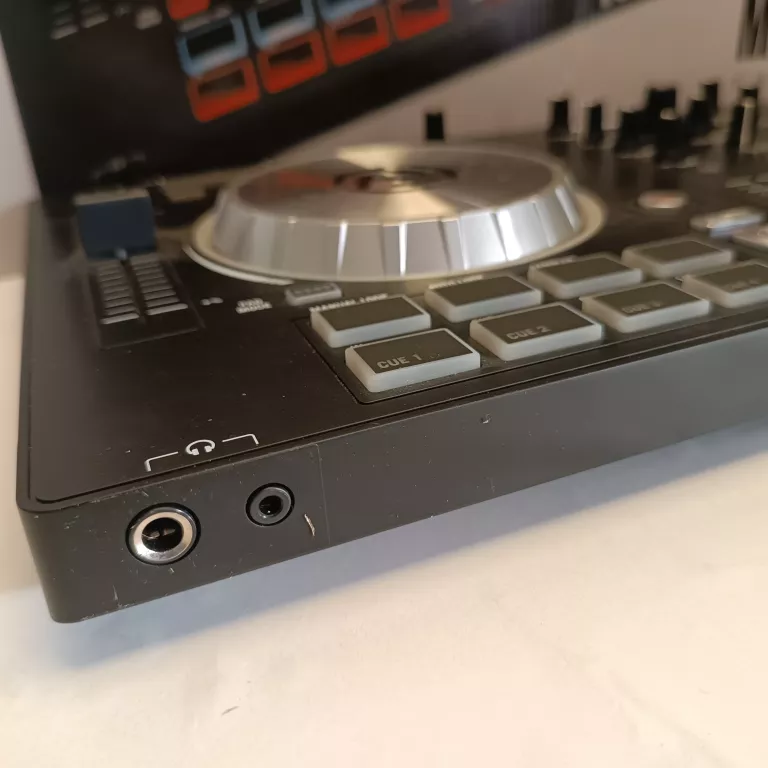 konsola-dj-mixtrack-pro-3-liczba-kanalow-4