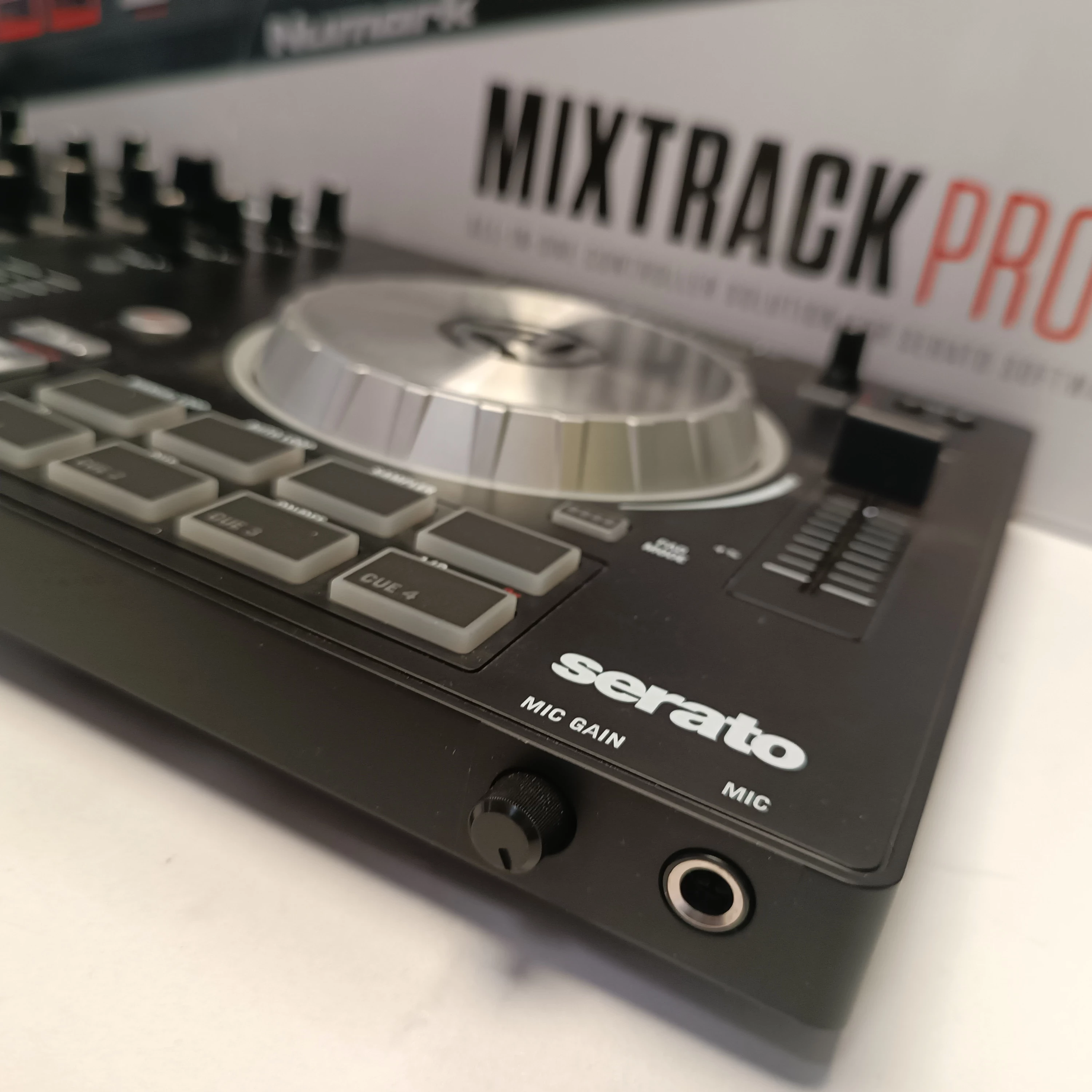 konsola-dj-mixtrack-pro-3-wspolczynnik-sygnalszum-1